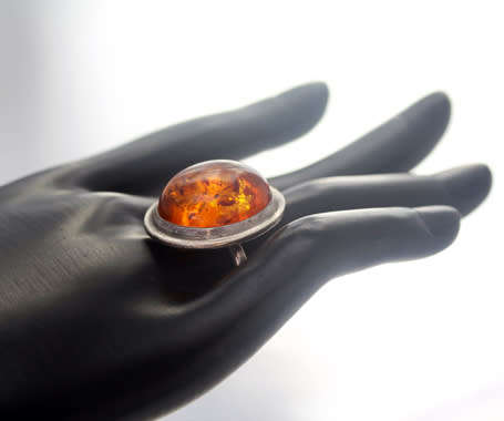 LARGE VINTAGE NATURAL BALTIC AMBER FROM BUDAPEST STERLING SILVER RING. FASCINATING INCLUSIONS!