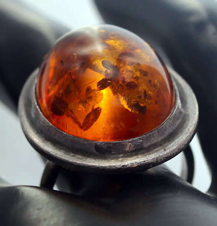 LARGE VINTAGE NATURAL BALTIC AMBER FROM BUDAPEST STERLING SILVER RING. FASCINATING INCLUSIONS!