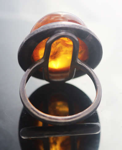 LARGE VINTAGE NATURAL BALTIC AMBER FROM BUDAPEST STERLING SILVER RING. FASCINATING INCLUSIONS!