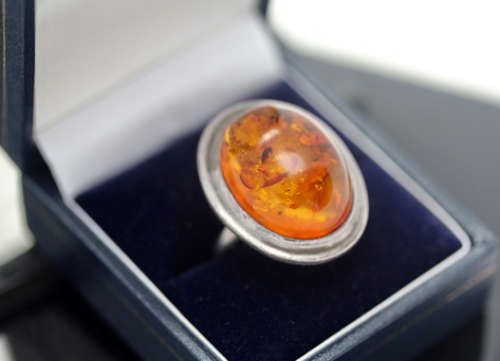 LARGE VINTAGE NATURAL BALTIC AMBER FROM BUDAPEST STERLING SILVER RING. FASCINATING INCLUSIONS!