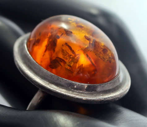 LARGE VINTAGE NATURAL BALTIC AMBER FROM BUDAPEST STERLING SILVER RING. FASCINATING INCLUSIONS!
