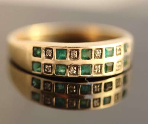 GEOMETRIC VINTAGE ENGLISH 9CT YELLOW GOLD DIAMOND AND EMERALD HALF ETERNITY RING. WELL HALLMARKED!