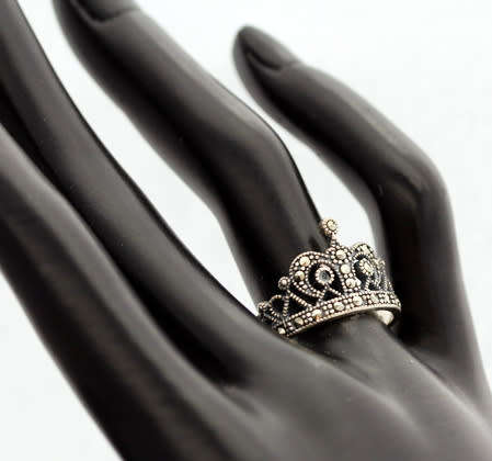 UNUSUAL STERLING SILVER MARCASITE ROYAL CROWN DESIGN RING. 295