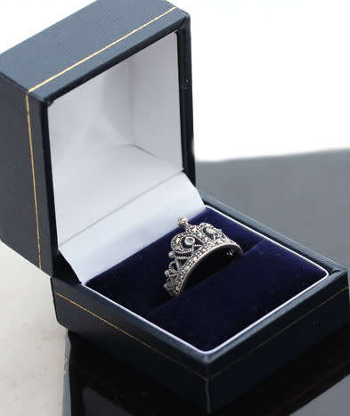 UNUSUAL STERLING SILVER MARCASITE ROYAL CROWN DESIGN RING. 295