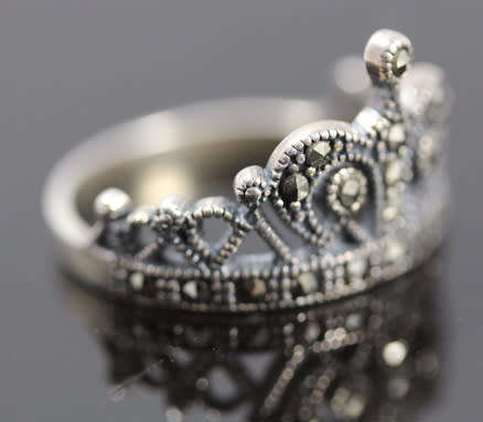 UNUSUAL STERLING SILVER MARCASITE ROYAL CROWN DESIGN RING. 295