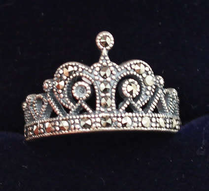 UNUSUAL STERLING SILVER MARCASITE ROYAL CROWN DESIGN RING. 295