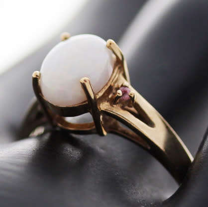 VINTAGE OPAL SOLITAIRE CABOCHON 9CT YELLOW GOLD RING WITH PINK SAPPHIRE ACCENTS - INCREDIBLE LUSTRE!