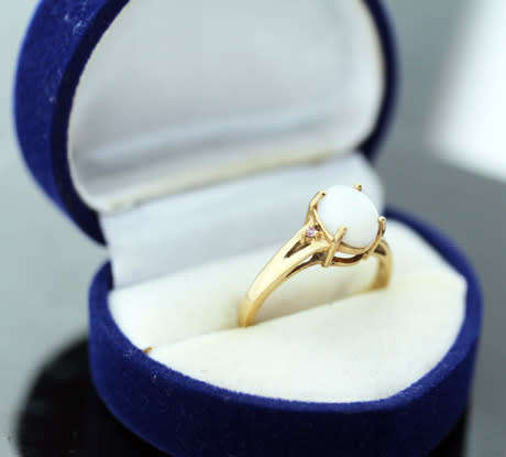 VINTAGE OPAL SOLITAIRE CABOCHON 9CT YELLOW GOLD RING WITH PINK SAPPHIRE ACCENTS - INCREDIBLE LUSTRE!