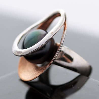BLACK PEARL STERLING SILVER RING WITH ROSEGOLD HUE ACCENT INSIDE A DOUBLE OPEN-WORK FRAME. 925
