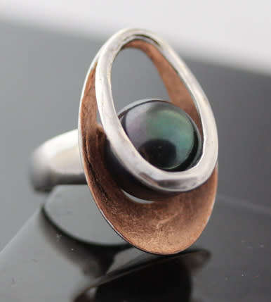BLACK PEARL STERLING SILVER RING WITH ROSEGOLD HUE ACCENT INSIDE A DOUBLE OPEN-WORK FRAME. 925