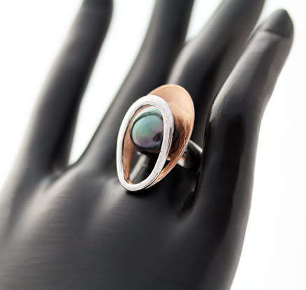 BLACK PEARL STERLING SILVER RING WITH ROSEGOLD HUE ACCENT INSIDE A DOUBLE OPEN-WORK FRAME. 925