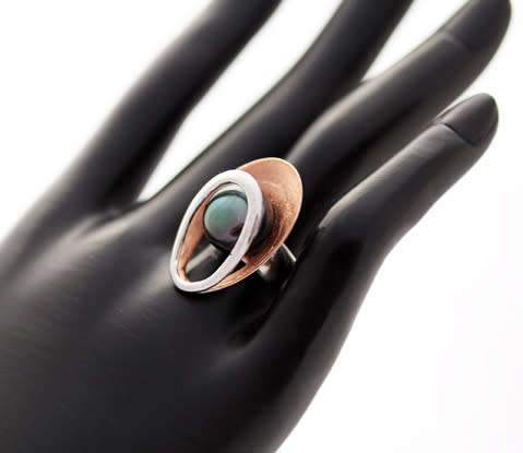 BLACK PEARL STERLING SILVER RING WITH ROSEGOLD HUE ACCENT INSIDE A DOUBLE OPEN-WORK FRAME. 925