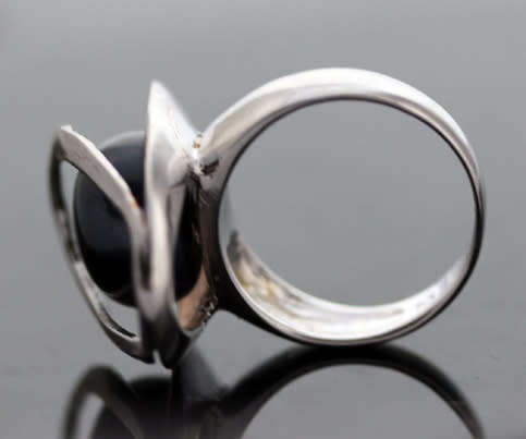 BLACK PEARL STERLING SILVER RING WITH ROSEGOLD HUE ACCENT INSIDE A DOUBLE OPEN-WORK FRAME. 925