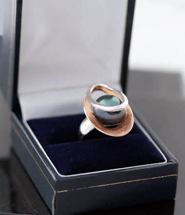BLACK PEARL STERLING SILVER RING WITH ROSEGOLD HUE ACCENT INSIDE A DOUBLE OPEN-WORK FRAME. 925