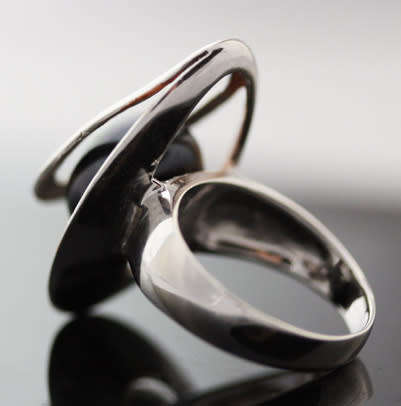 BLACK PEARL STERLING SILVER RING WITH ROSEGOLD HUE ACCENT INSIDE A DOUBLE OPEN-WORK FRAME. 925