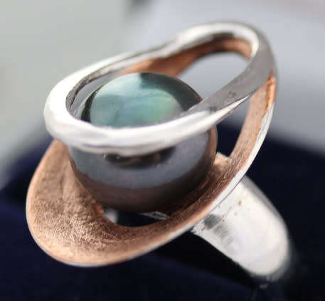 BLACK PEARL STERLING SILVER RING WITH ROSEGOLD HUE ACCENT INSIDE A DOUBLE OPEN-WORK FRAME. 925