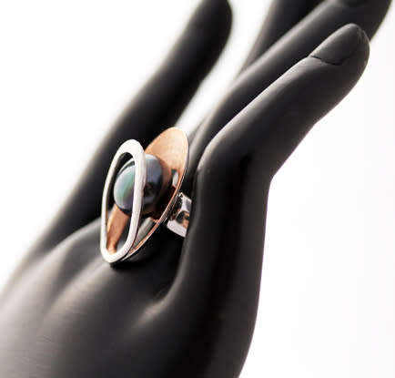 BLACK PEARL STERLING SILVER RING WITH ROSEGOLD HUE ACCENT INSIDE A DOUBLE OPEN-WORK FRAME. 925
