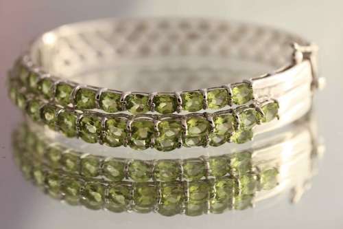 REAL PERIDOT GEMSTONES (5,07ct) SOLID STERLING SILVER BANGLE. STRONG CLOSURE MECHANISM