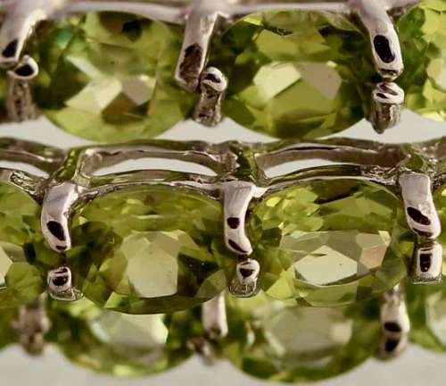 REAL PERIDOT GEMSTONES (5,07ct) SOLID STERLING SILVER BANGLE. STRONG CLOSURE MECHANISM
