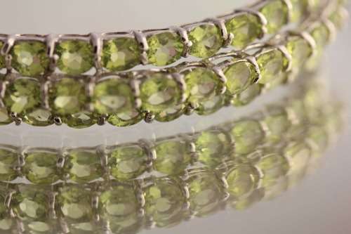 REAL PERIDOT GEMSTONES (5,07ct) SOLID STERLING SILVER BANGLE. STRONG CLOSURE MECHANISM