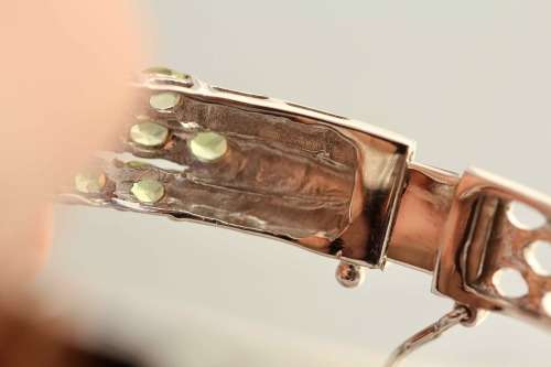 REAL PERIDOT GEMSTONES (5,07ct) SOLID STERLING SILVER BANGLE. STRONG CLOSURE MECHANISM