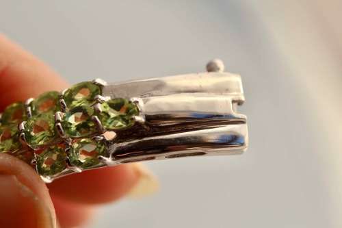 REAL PERIDOT GEMSTONES (5,07ct) SOLID STERLING SILVER BANGLE. STRONG CLOSURE MECHANISM
