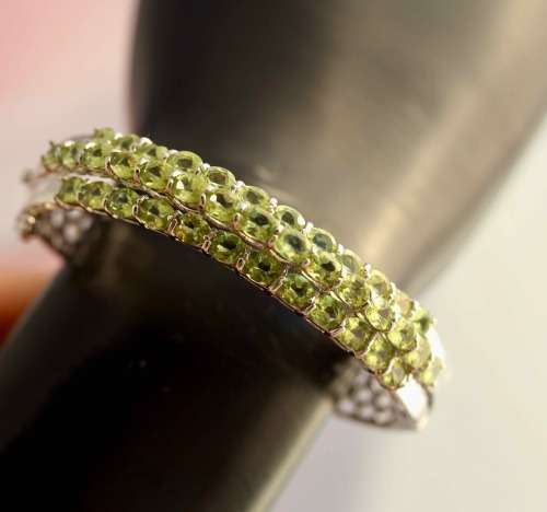 REAL PERIDOT GEMSTONES (5,07ct) SOLID STERLING SILVER BANGLE. STRONG CLOSURE MECHANISM
