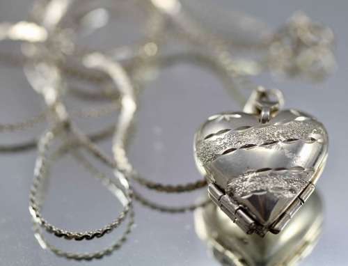 UNUSUAL AND COLLECTABLE MULTI-HEART DESIGN LOCKET IN STERLING SILVER. 4 LOCKETS for 4 PHOTOGRAPHS!
