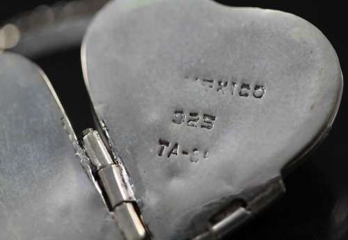 UNUSUAL AND COLLECTABLE MULTI-HEART DESIGN LOCKET IN STERLING SILVER. 4 LOCKETS for 4 PHOTOGRAPHS!