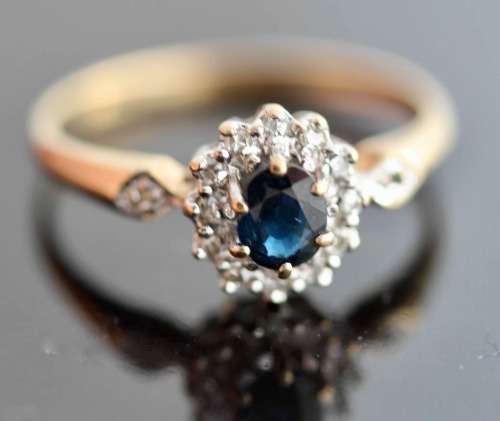 DAINTY VINTAGE ENGLISH 9ct YELLOW & WHITE GOLD SAPPHIRE AND DIAMOND RING JEWELLER CERTIFICATE R8'000