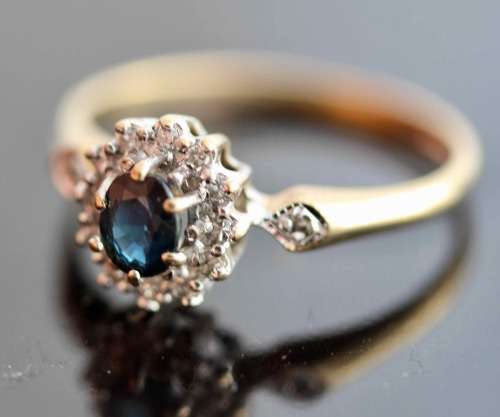 DAINTY VINTAGE ENGLISH 9ct YELLOW & WHITE GOLD SAPPHIRE AND DIAMOND RING JEWELLER CERTIFICATE R8'000