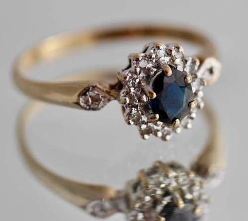 DAINTY VINTAGE ENGLISH 9ct YELLOW & WHITE GOLD SAPPHIRE AND DIAMOND RING JEWELLER CERTIFICATE R8'000