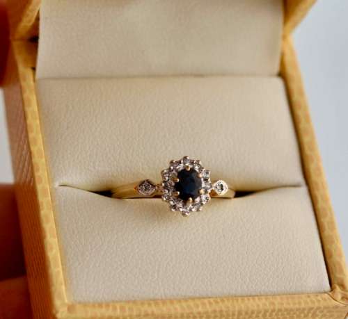 DAINTY VINTAGE ENGLISH 9ct YELLOW & WHITE GOLD SAPPHIRE AND DIAMOND RING JEWELLER CERTIFICATE R8'000