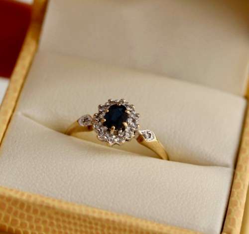 DAINTY VINTAGE ENGLISH 9ct YELLOW & WHITE GOLD SAPPHIRE AND DIAMOND RING JEWELLER CERTIFICATE R8'000