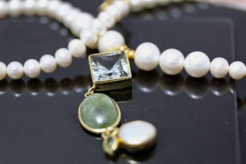 NATURAL PEARL NECKLACE WITH AMETHYST, PERIDOT, BAROQUE PEARL. FASCINATING INCLUSIONS.