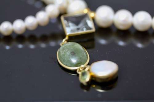 NATURAL PEARL NECKLACE WITH AMETHYST, PERIDOT, BAROQUE PEARL. FASCINATING INCLUSIONS.
