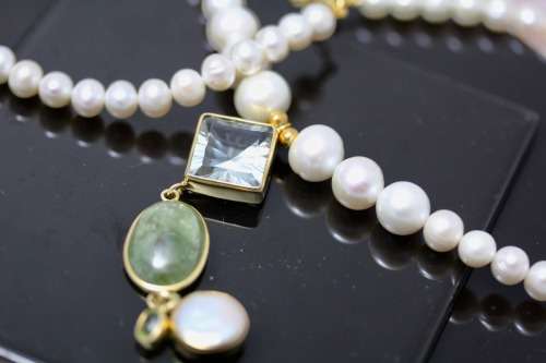 NATURAL PEARL NECKLACE WITH AMETHYST, PERIDOT, BAROQUE PEARL. FASCINATING INCLUSIONS.