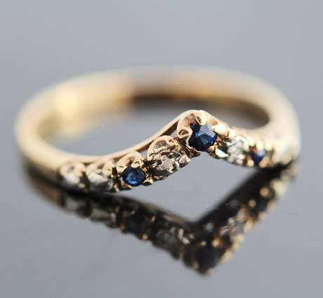 DAINTY VINTAGE SAPPHIRE AND DIAMOND 9CT YELLOW GOLD CHEVRON RING. 375