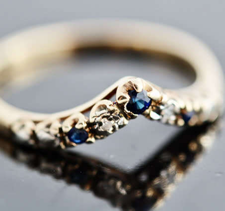 DAINTY VINTAGE SAPPHIRE AND DIAMOND 9CT YELLOW GOLD CHEVRON RING. 375