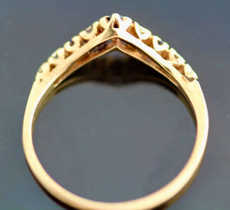 DAINTY VINTAGE SAPPHIRE AND DIAMOND 9CT YELLOW GOLD CHEVRON RING. 375