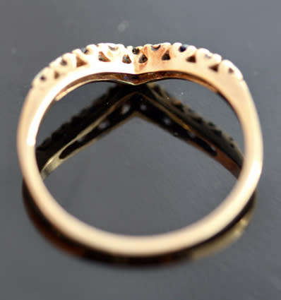 DAINTY VINTAGE SAPPHIRE AND DIAMOND 9CT YELLOW GOLD CHEVRON RING. 375