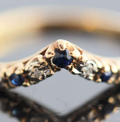 DAINTY VINTAGE SAPPHIRE AND DIAMOND 9CT YELLOW GOLD CHEVRON RING. 375