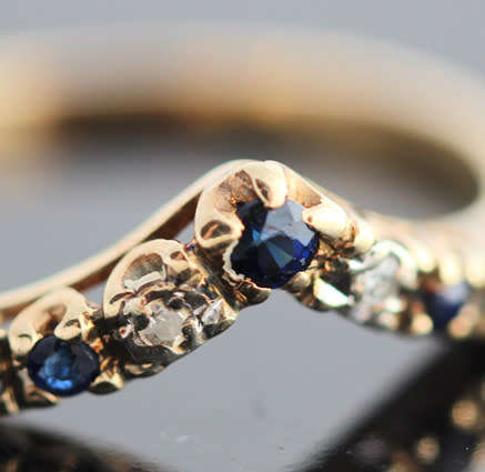 DAINTY VINTAGE SAPPHIRE AND DIAMOND 9CT YELLOW GOLD CHEVRON RING. 375