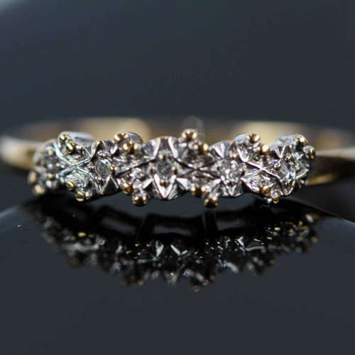 DAINTY 9CT YELLOW GOLD AND DIAMOND HALF ETERNITY WEDDING RING. ENGLISH VINTAGE LONDON ASSAY