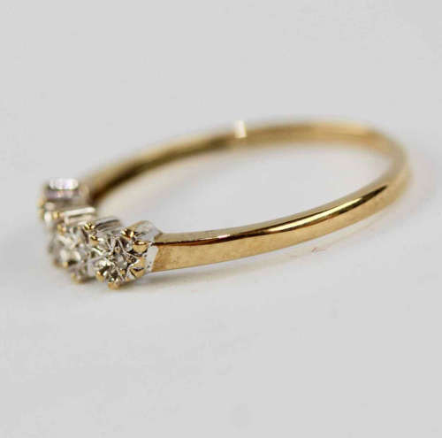 DAINTY 9CT YELLOW GOLD AND DIAMOND HALF ETERNITY WEDDING RING. ENGLISH VINTAGE LONDON ASSAY