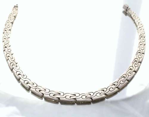 STRIKING SOLID HEAVY 111 gram STERLING SILVER NECKLACE WITH INTERESTING MOTIF. 925 AND 950 HALLMARKS