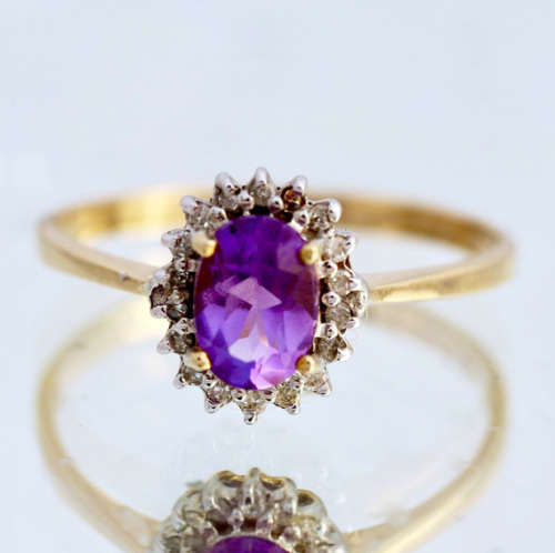 DAINTY AMETHYST 9CT YELLOW AND WHITE GOLD RING WITH DIAMOND ACCENTS. INDEP JEWELLER CERT R10'000
