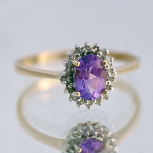 DAINTY AMETHYST 9CT YELLOW AND WHITE GOLD RING WITH DIAMOND ACCENTS. INDEP JEWELLER CERT R10'000