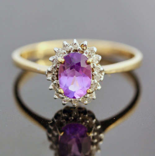 DAINTY AMETHYST 9CT YELLOW AND WHITE GOLD RING WITH DIAMOND ACCENTS. INDEP JEWELLER CERT R10'000