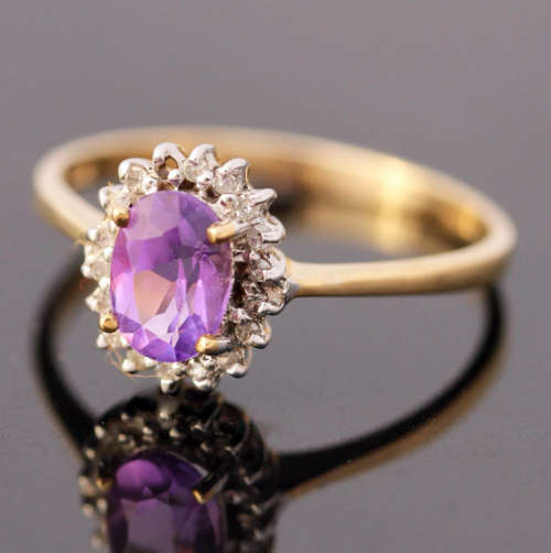 DAINTY AMETHYST 9CT YELLOW AND WHITE GOLD RING WITH DIAMOND ACCENTS. INDEP JEWELLER CERT R10'000
